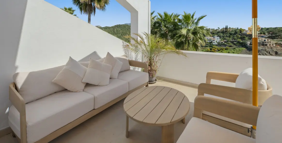 Venta de apartamento en planta media en La Quinta 15