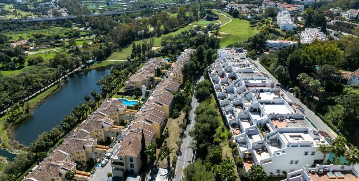Venta de apartamento en planta media en La Quinta 16