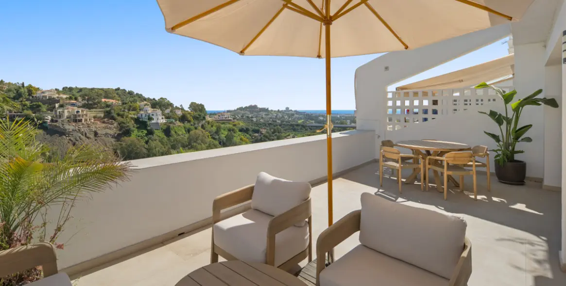 Venta de apartamento en planta media en La Quinta 17