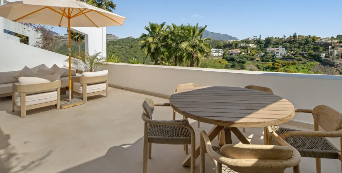 Venta de apartamento en planta media en La Quinta 18