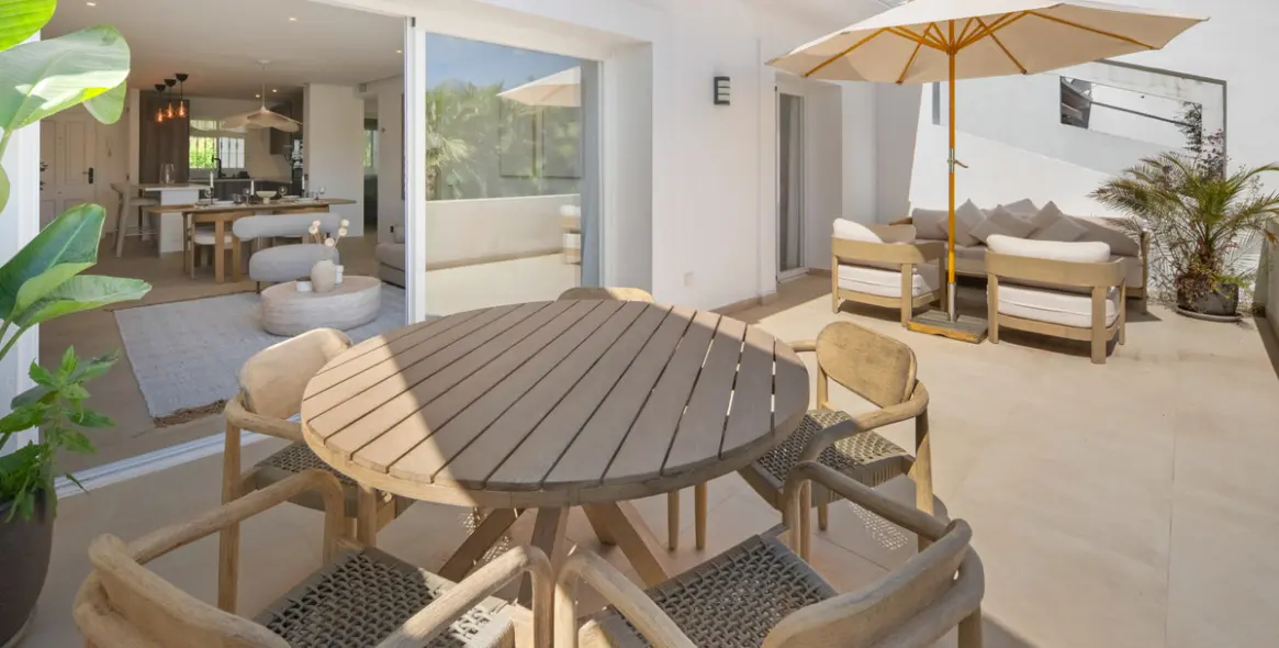 Venta de apartamento en planta media en La Quinta 19