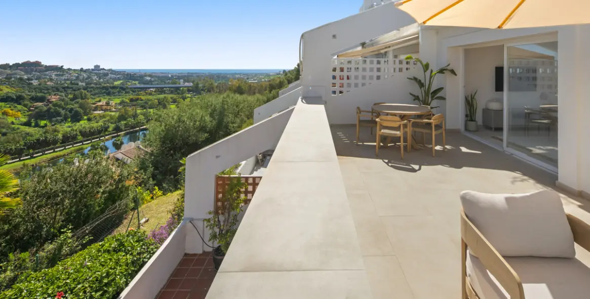 Venta de apartamento en planta media en La Quinta 21