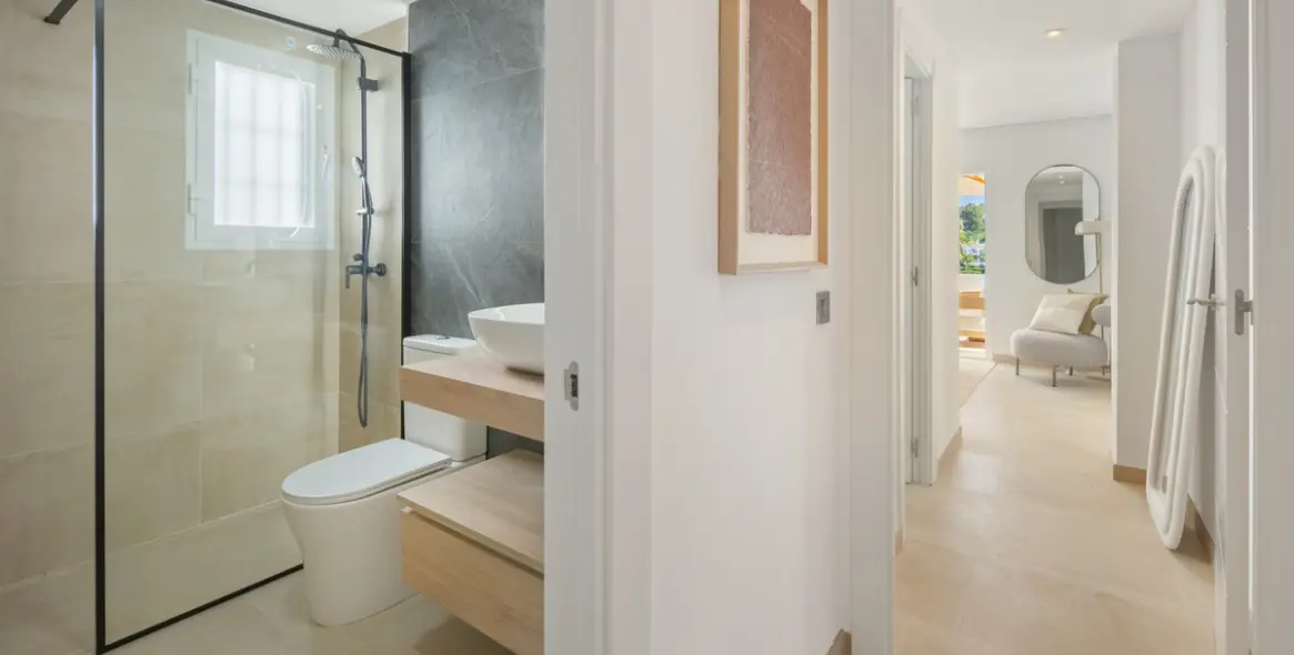 Venta de apartamento en planta media en La Quinta 27