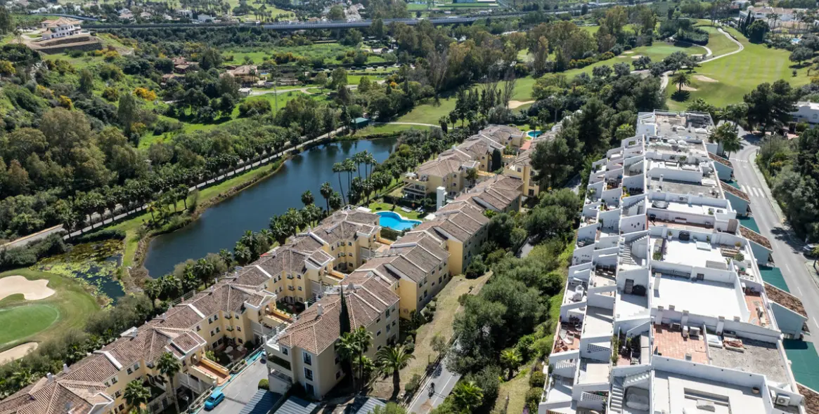 Venta de apartamento en planta media en La Quinta 28