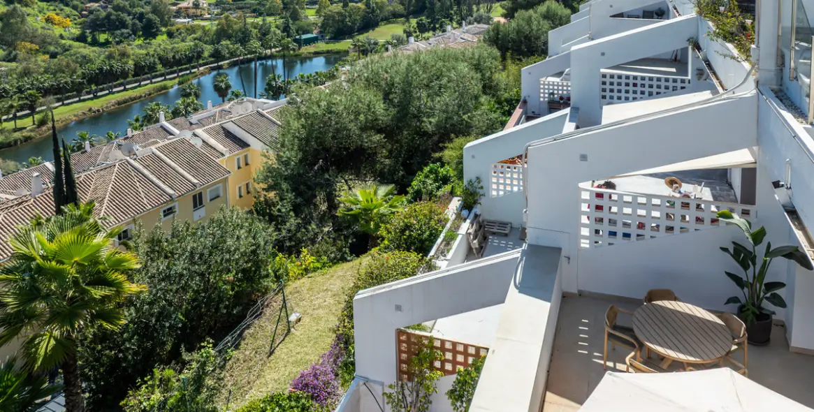 Venta de apartamento en planta media en La Quinta 29