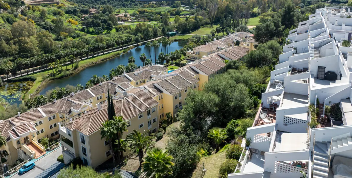 Venta de apartamento en planta media en La Quinta 30