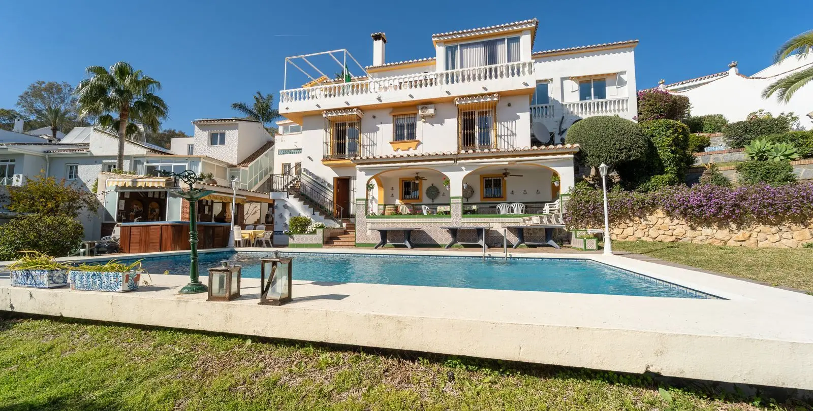 Sale of detached villa in Torremuelle 64