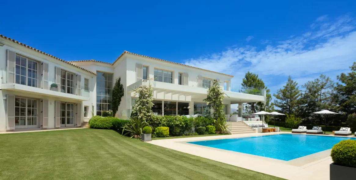 Venta de villa independiente en Aloha 45