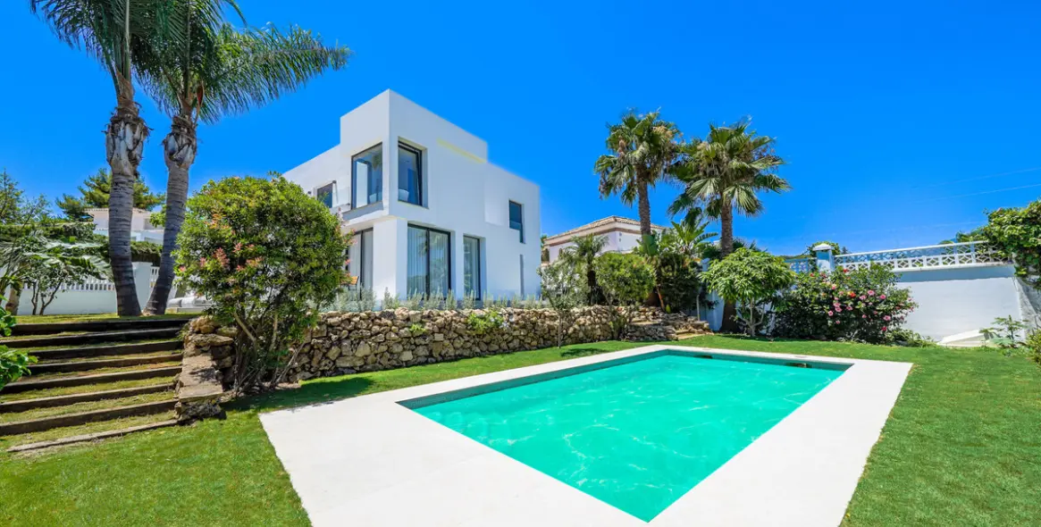 Sale of detached villa in Nueva Andalucía 1