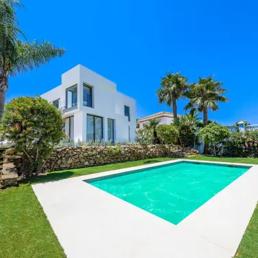 Venta de villa independiente en Nueva Andalucía