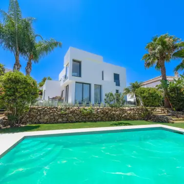 Venta de villa independiente en Nueva Andalucía
