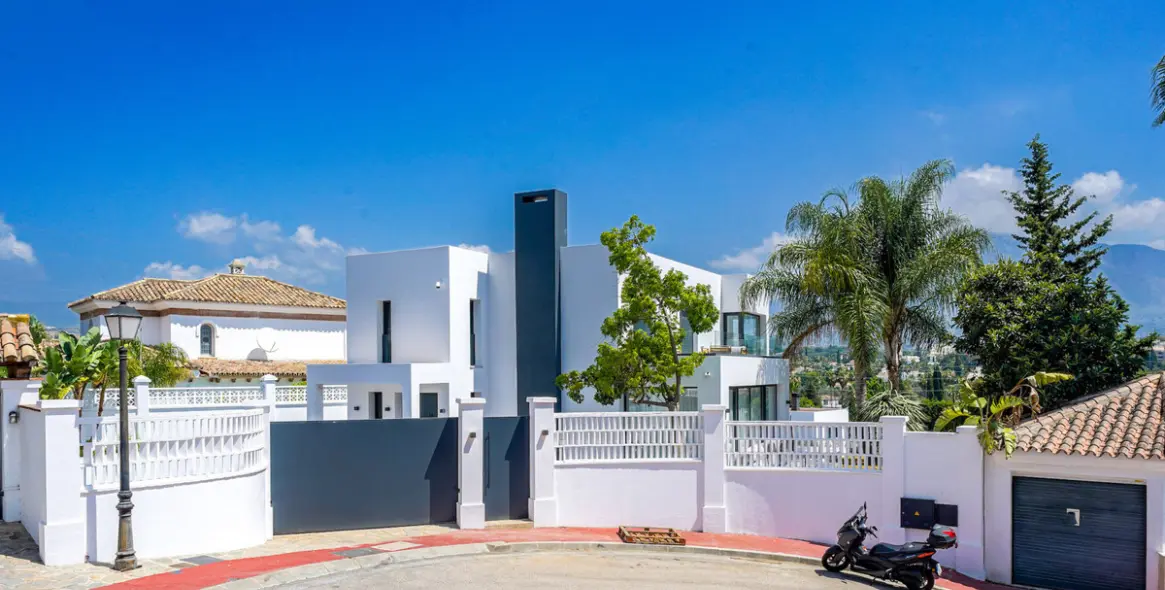 Sale of detached villa in Nueva Andalucía 11