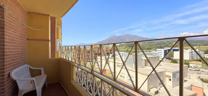 Venta de apartamento en planta media en Estepona 0