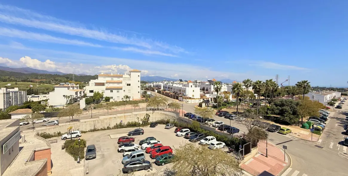 Sale of middle floor apartment in Estepona 2