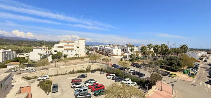 Venta de apartamento en planta media en Estepona 1