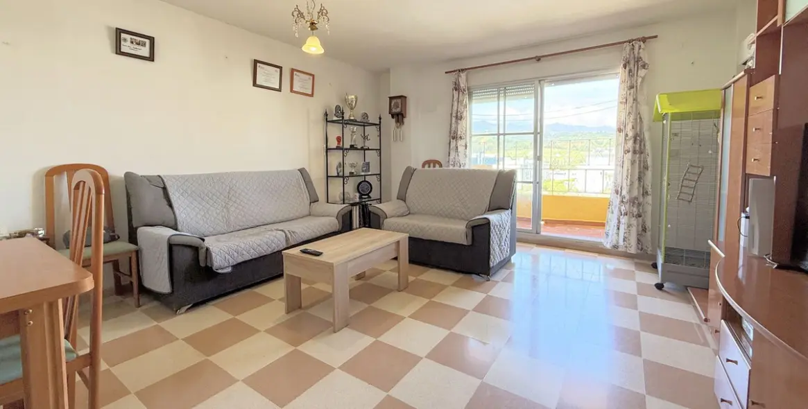 Sale of middle floor apartment in Estepona 3