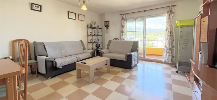 Venta de apartamento en planta media en Estepona 2