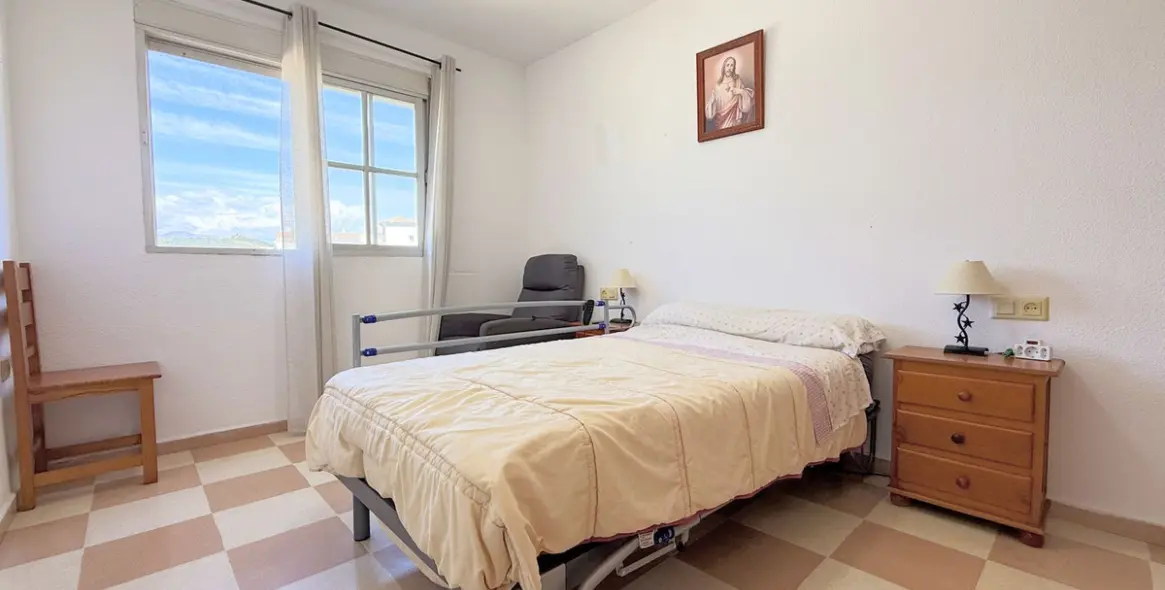 Sale of middle floor apartment in Estepona 14