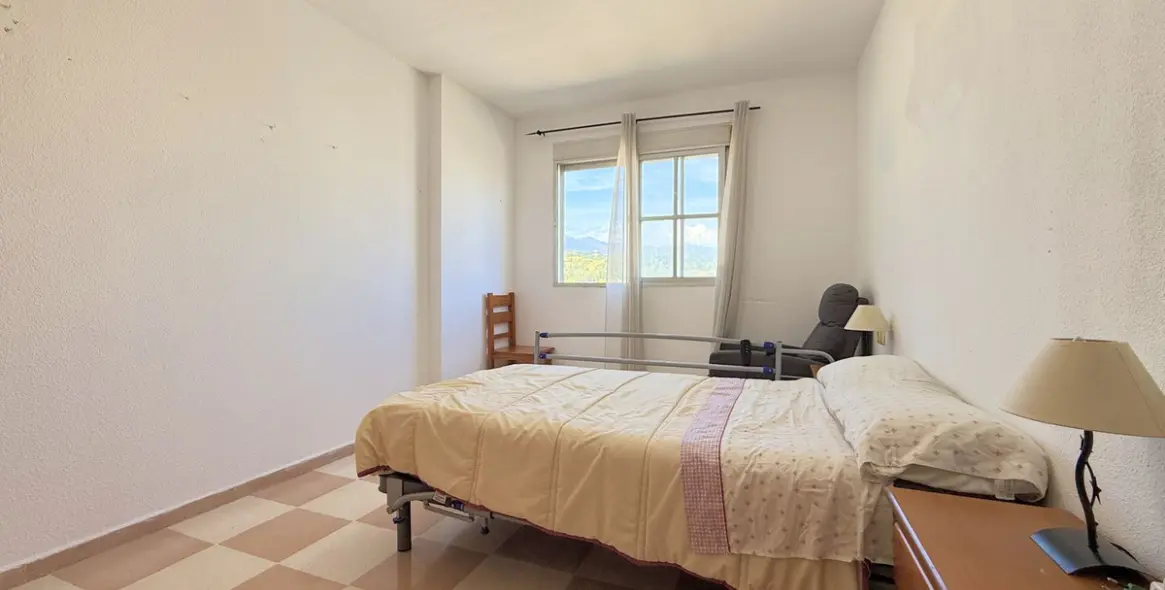 Sale of middle floor apartment in Estepona 16