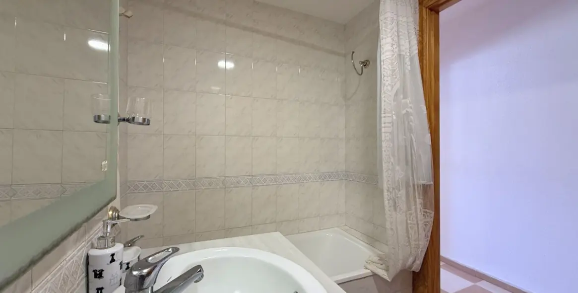 Sale of middle floor apartment in Estepona 20