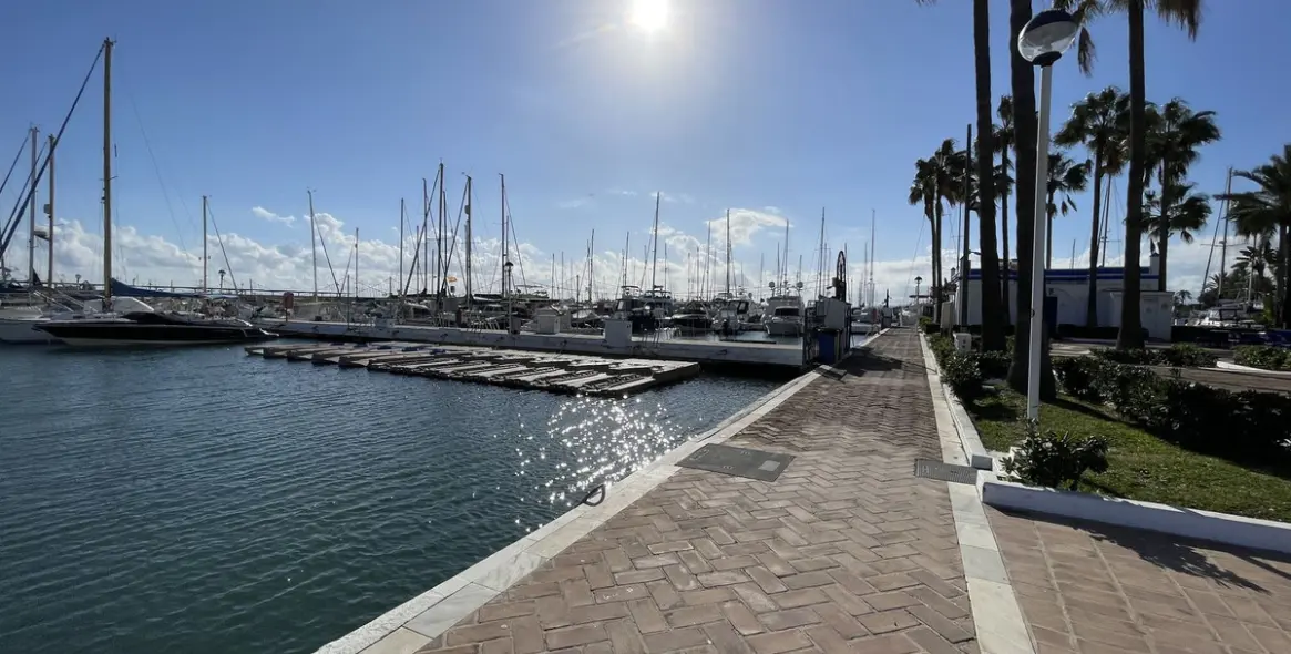 Sale of middle floor apartment in Estepona 30