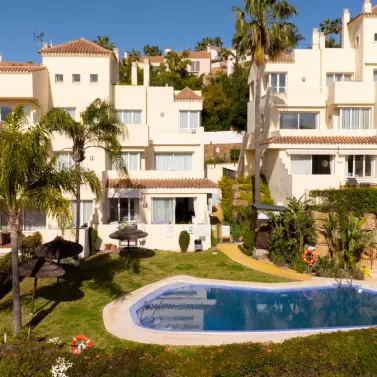 Sale of ground floor apartment in Benahavís