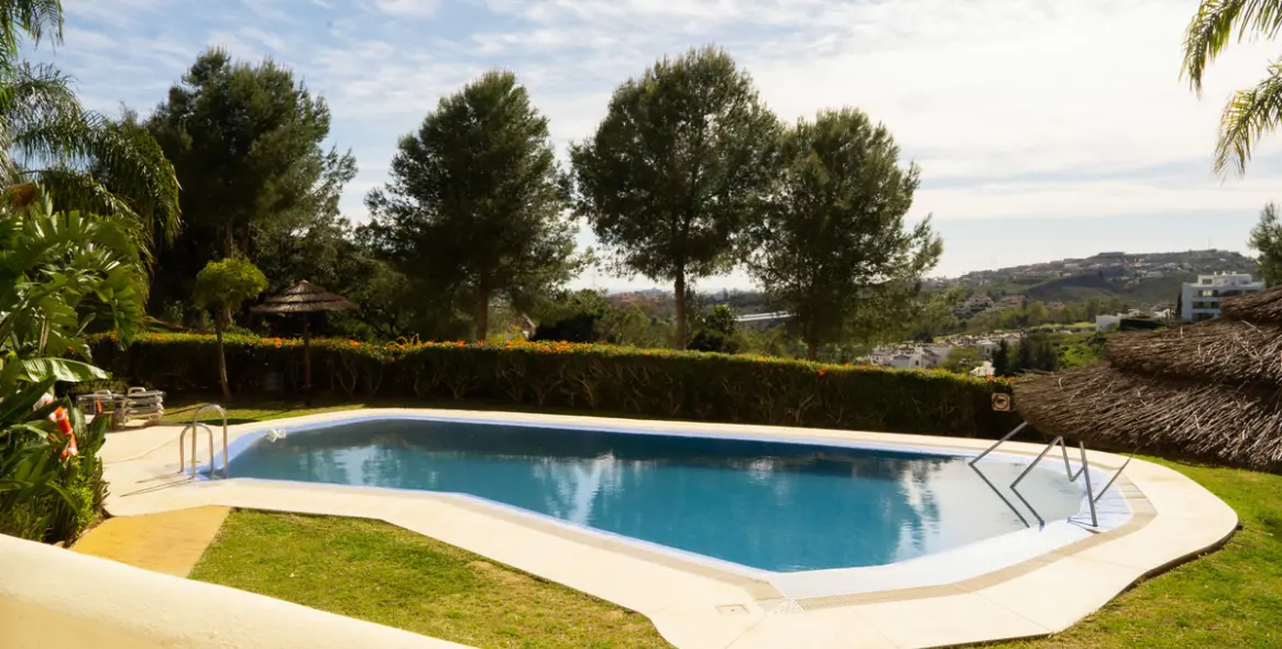 Sale of ground floor apartment in Benahavís 11