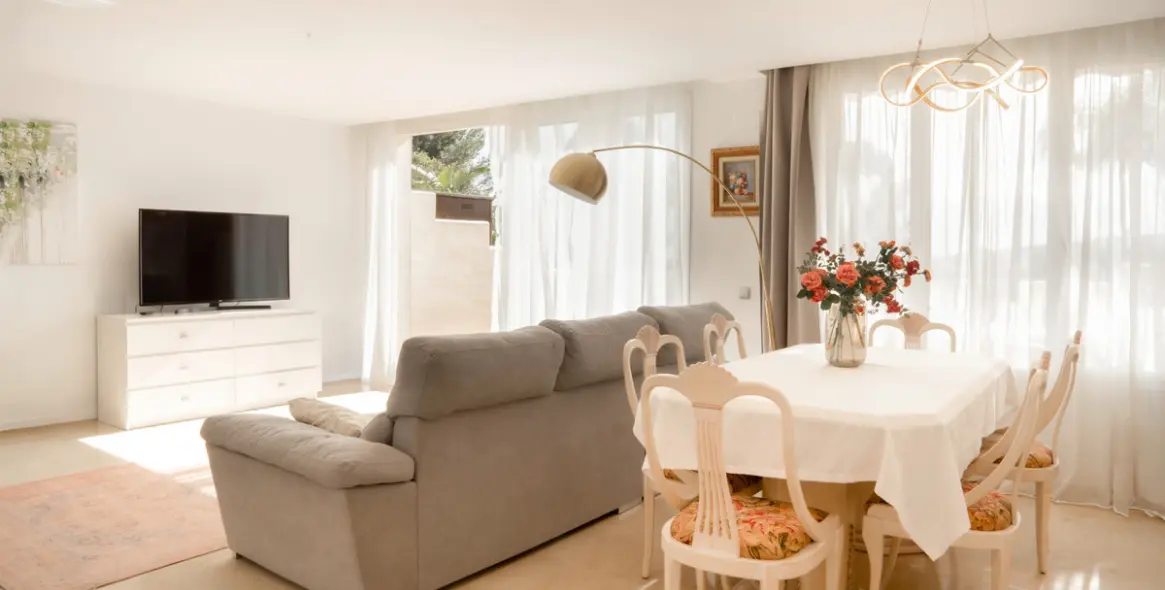 Sale of ground floor apartment in Benahavís 16