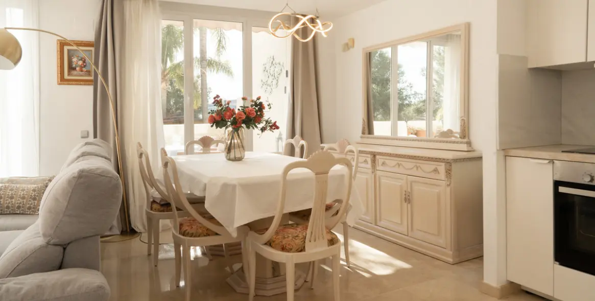 Sale of ground floor apartment in Benahavís 17
