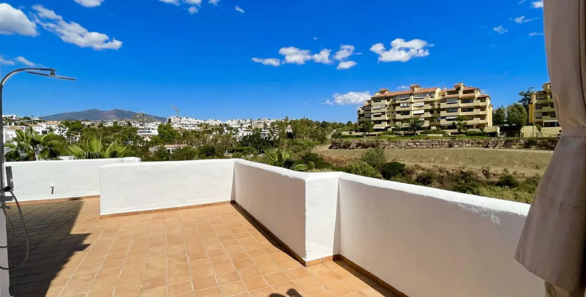 Sale of middle floor apartment in New Golden Mile 1