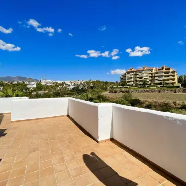 Venta de apartamento en planta media en New Golden Mile