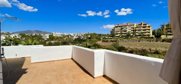 Venta de apartamento en planta media en New Golden Mile 0