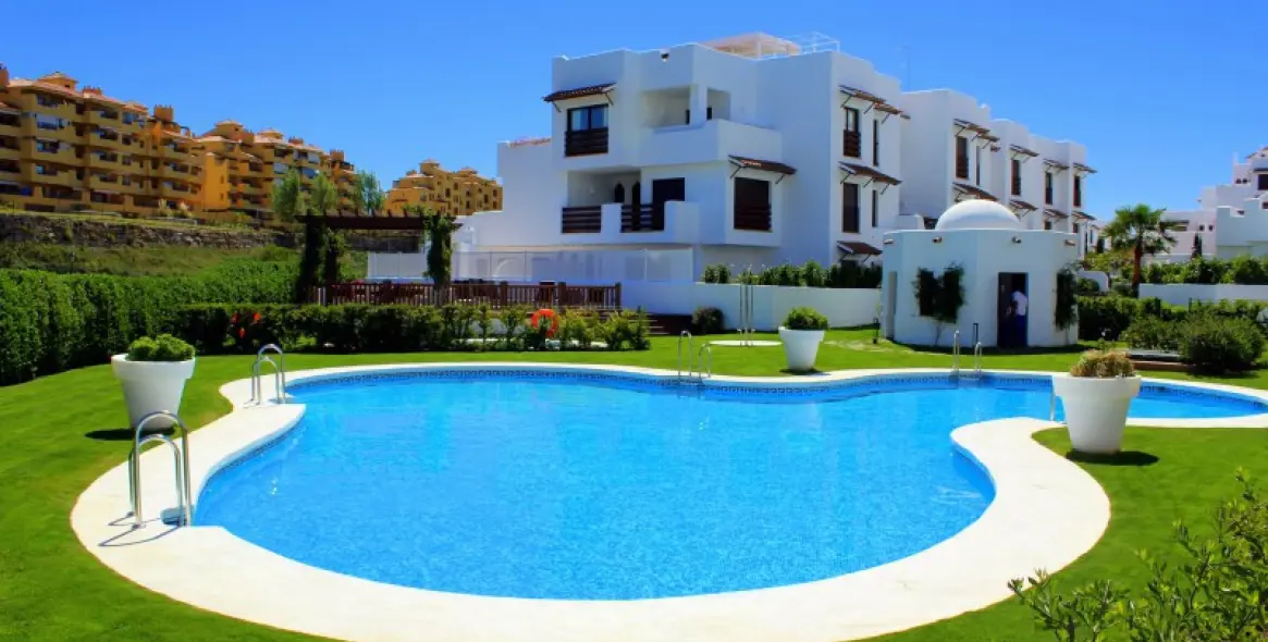 Sale of middle floor apartment in New Golden Mile 2