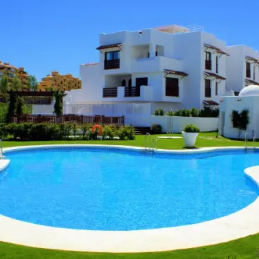 Venta de apartamento en planta media en New Golden Mile