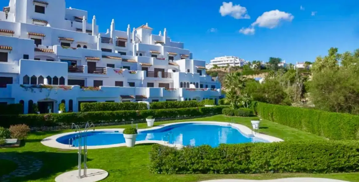 Sale of middle floor apartment in New Golden Mile 3