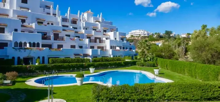 Venta de apartamento en planta media en New Golden Mile 2