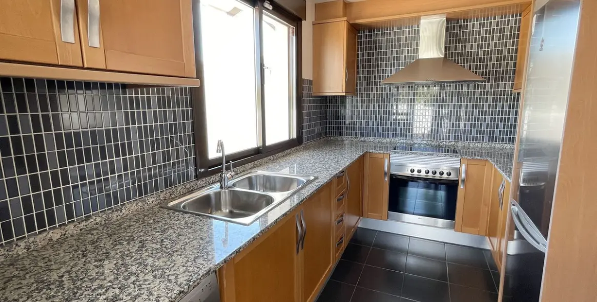 Sale of middle floor apartment in New Golden Mile 4