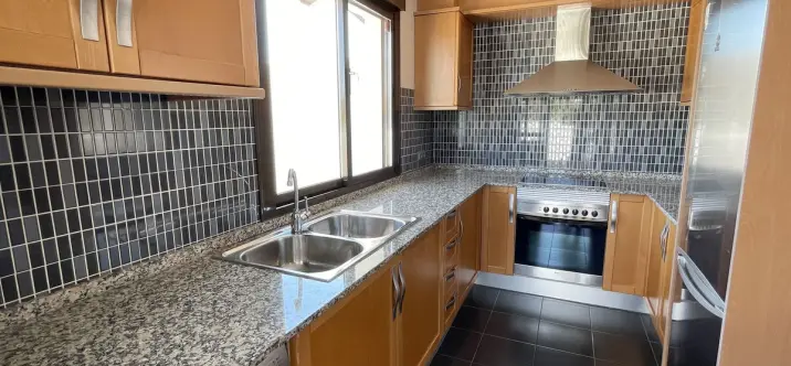 Venta de apartamento en planta media en New Golden Mile 3