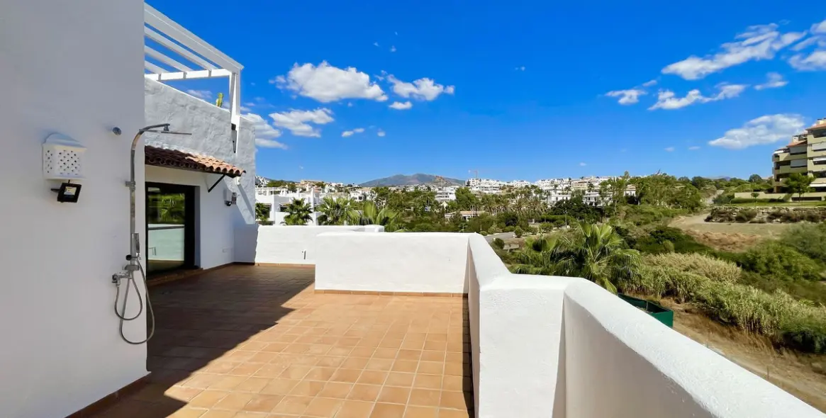 Sale of middle floor apartment in New Golden Mile 5