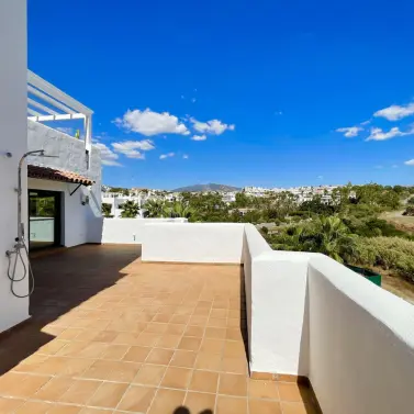 Venta de apartamento en planta media en New Golden Mile