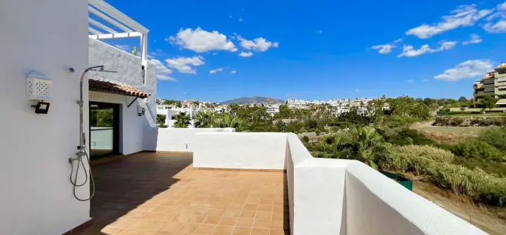 Venta de apartamento en planta media en New Golden Mile 4