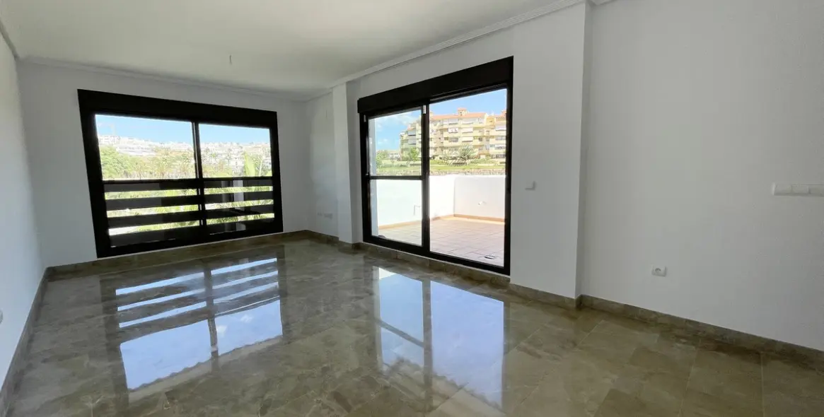 Sale of middle floor apartment in New Golden Mile 6