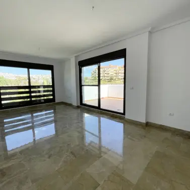 Venta de apartamento en planta media en New Golden Mile