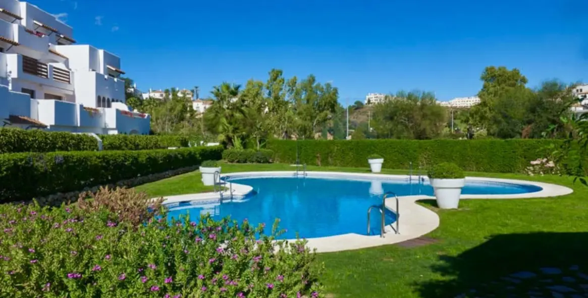 Sale of middle floor apartment in New Golden Mile 7