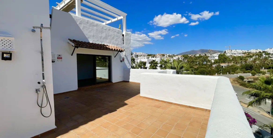 Sale of middle floor apartment in New Golden Mile 10