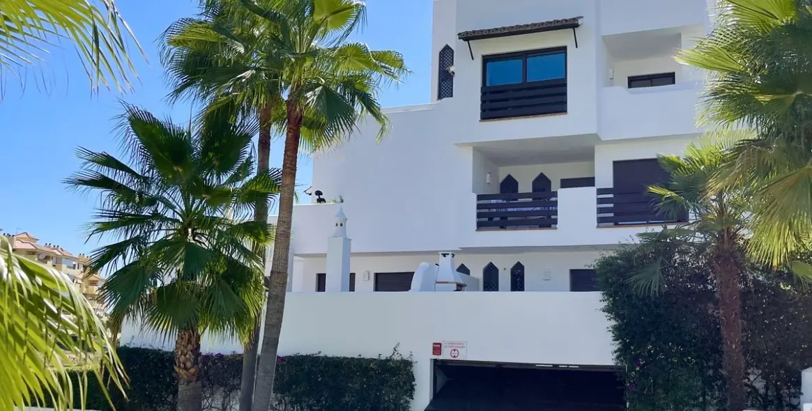 Sale of middle floor apartment in New Golden Mile 11