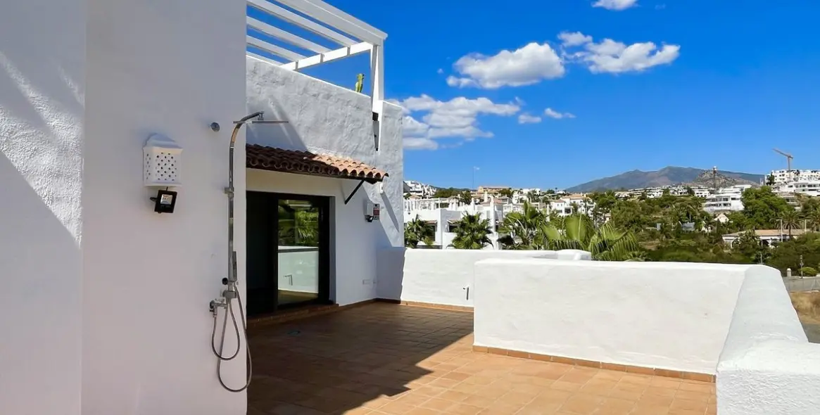 Sale of middle floor apartment in New Golden Mile 13