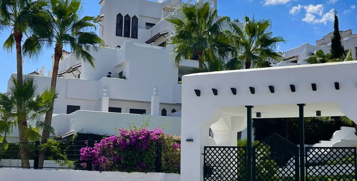 Sale of middle floor apartment in New Golden Mile 15