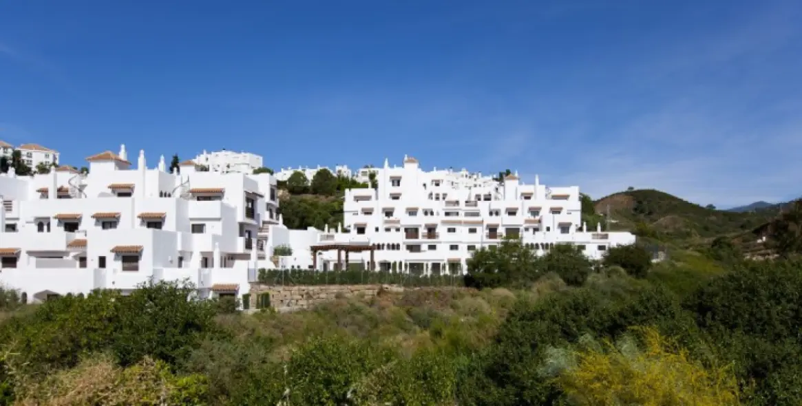 Sale of middle floor apartment in New Golden Mile 16