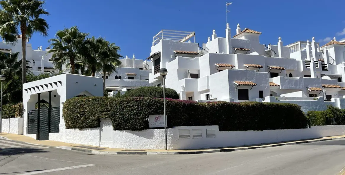 Sale of middle floor apartment in New Golden Mile 17